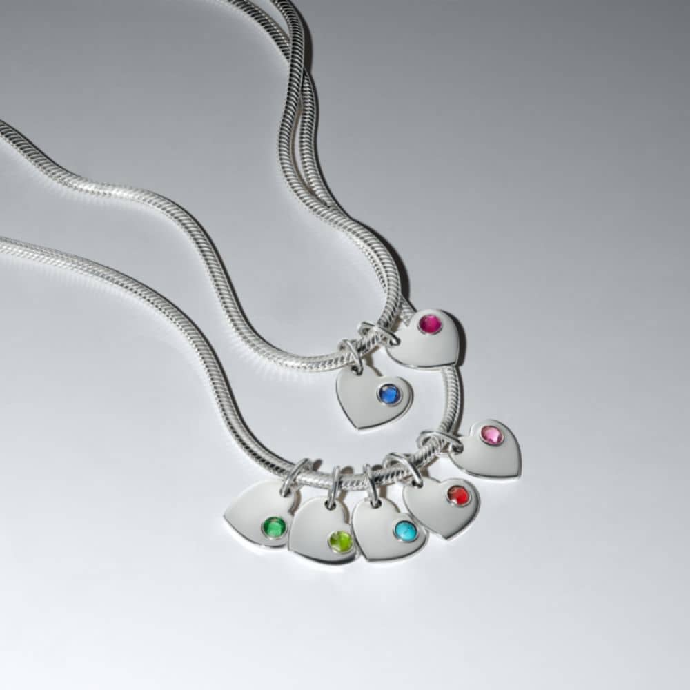 Graviruojamas kabantis gegužės mėnesio karoliukas su žaliu akmenėliu „Širdis“