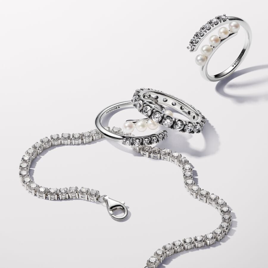 Atviras žiedas su apdorotais, dirbtiniu būdu išaugintais gėlavandeniais perlais ir pavé stiliumi inkrustuotais akmenėliais - Pandora Lietuva