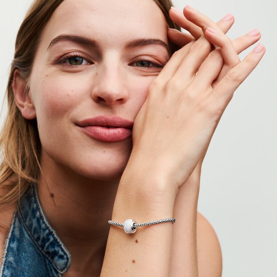 Baltas mažulytis karoliukas iš Murano stiklo - Pandora Lietuva