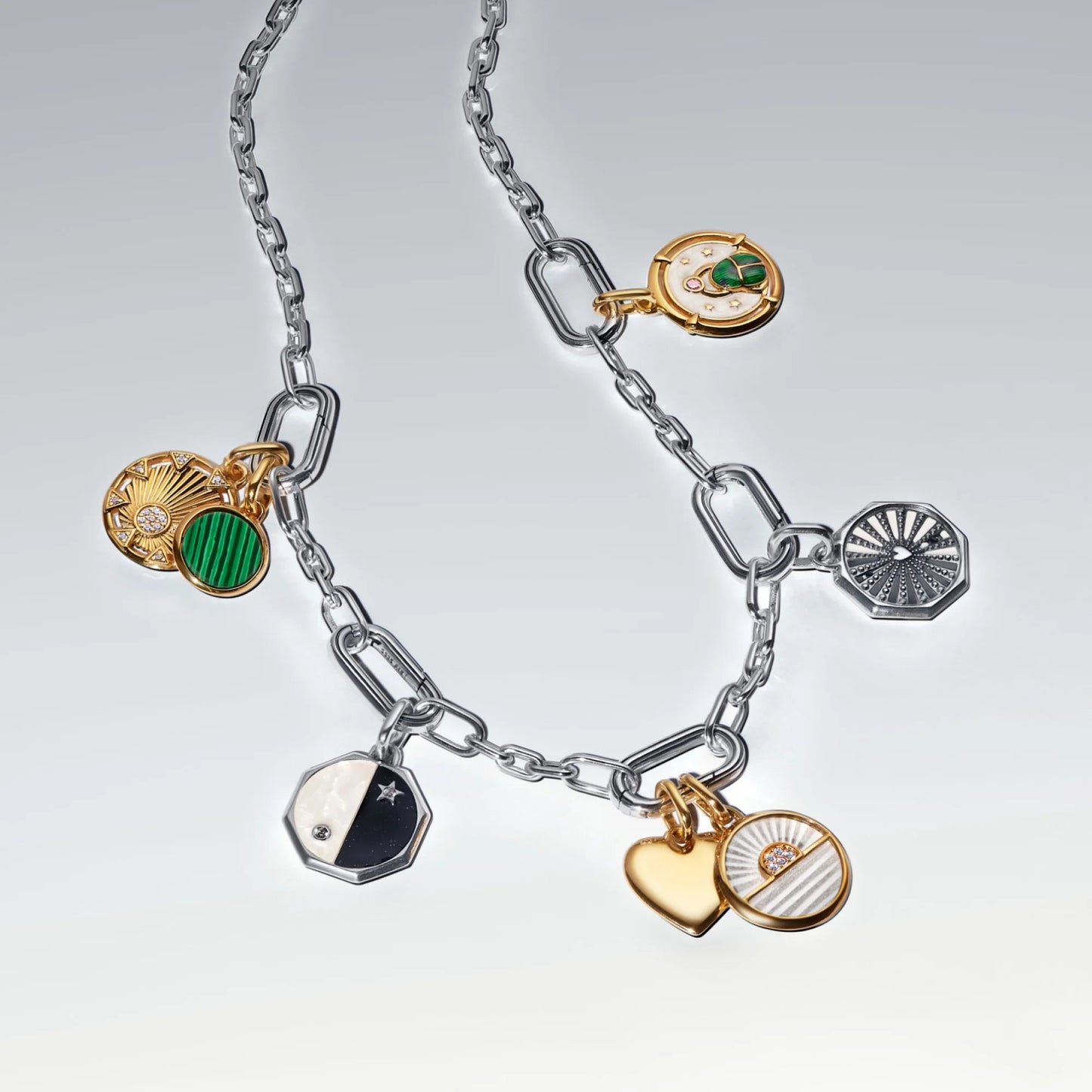 Karoliukas su medalionu „Saulėtekis“ - Pandora Lietuva