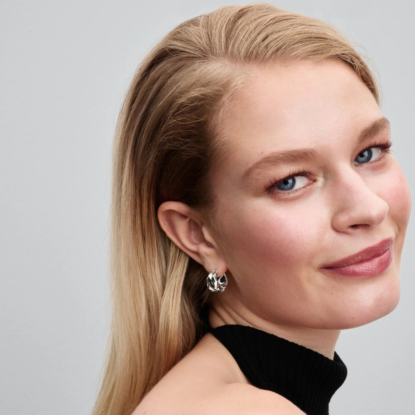 Maži banguotos tekstūros lankelio formos auskarai - Pandora Lietuva