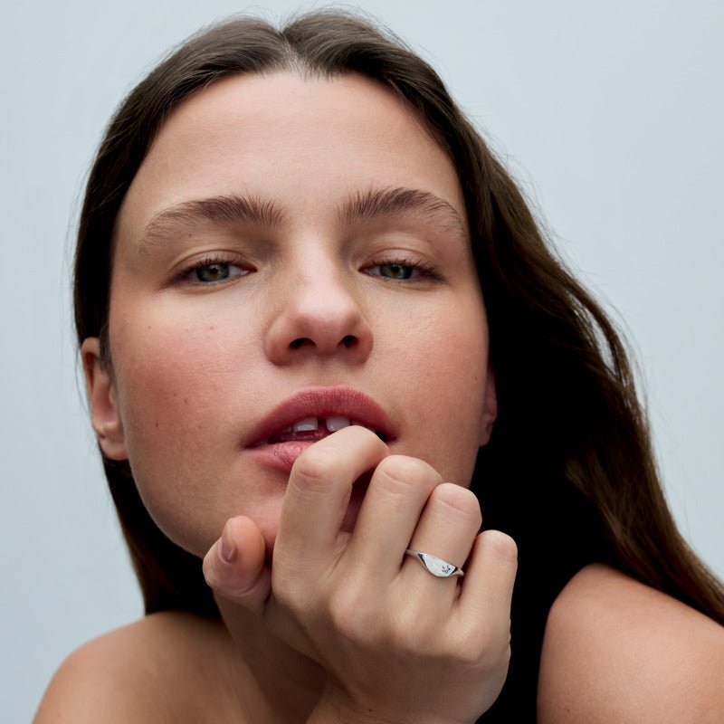 „Pandora ME“ pusiau emaliuotas žiedas - signetė - Pandora Lietuva