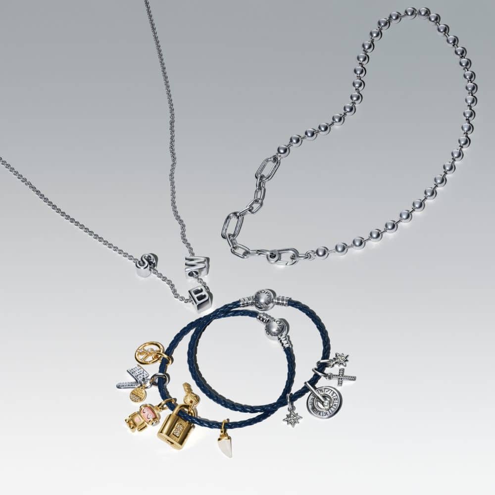 Pandora Moments apvali užsegama mėlyna pinta odinė apyrankė - Pandora Lietuva