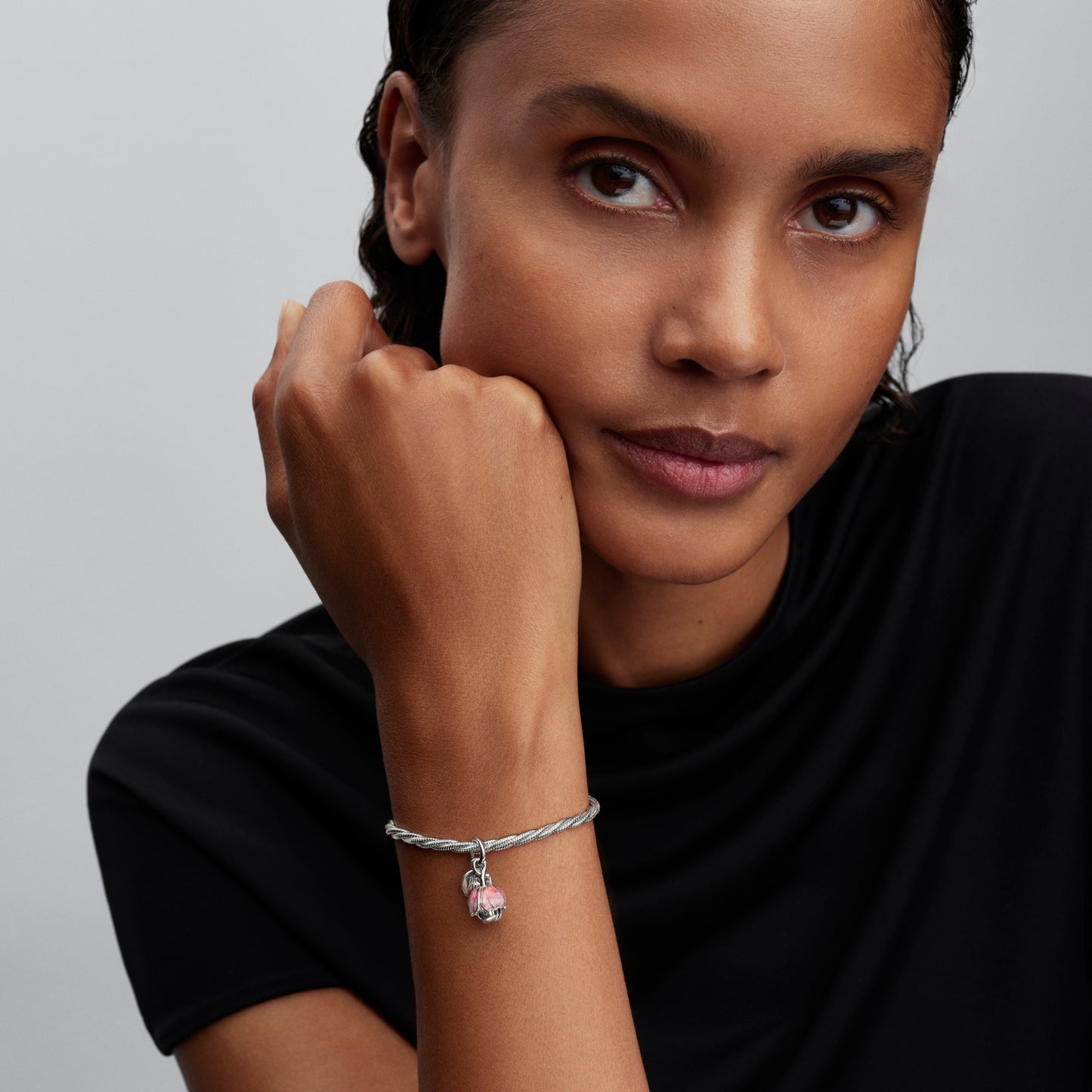 Kabantis dviejų atspalvių karoliukas „Žydinti gėlė“