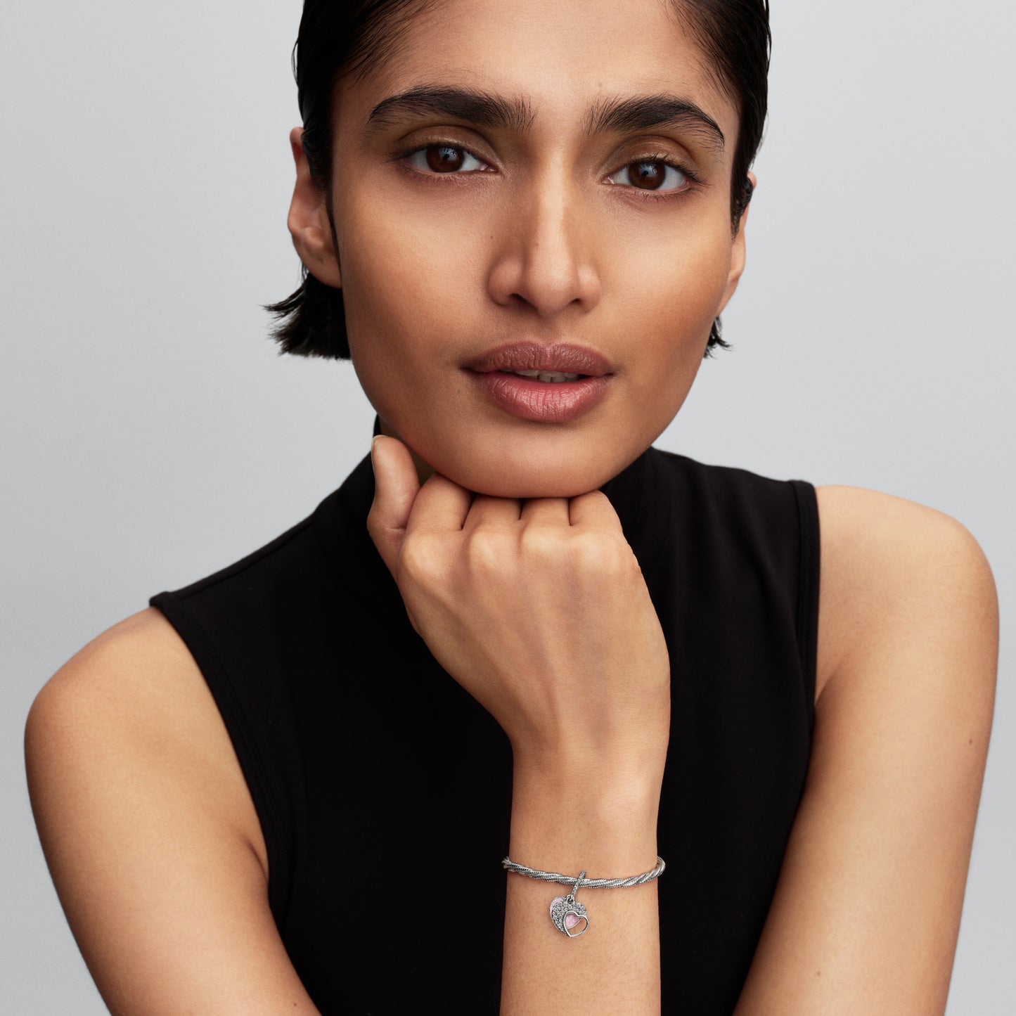 Dvigubas kabantis karoliukas „Graži mama“