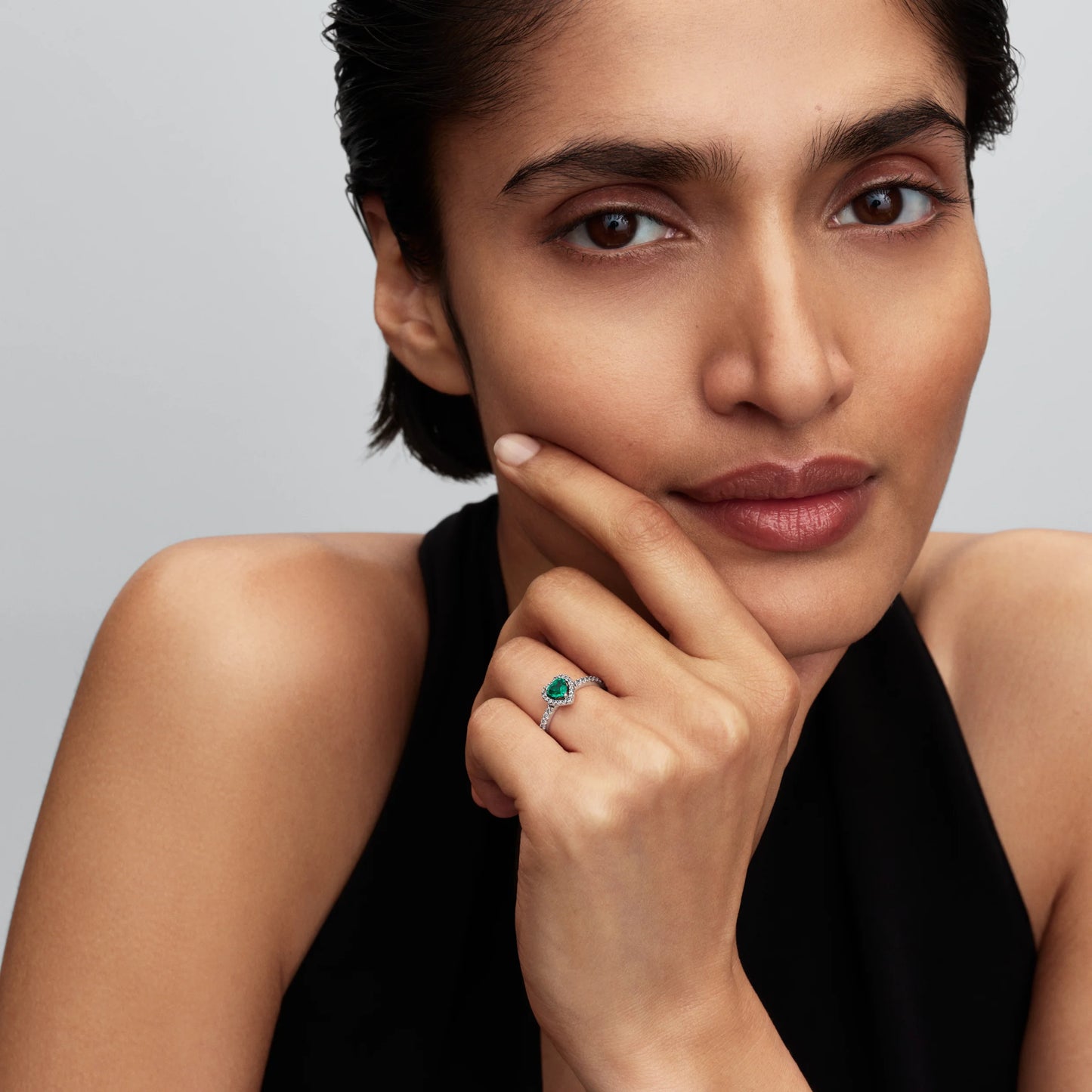 Žiedas „Iškili karališkos žalios spalvos širdis“