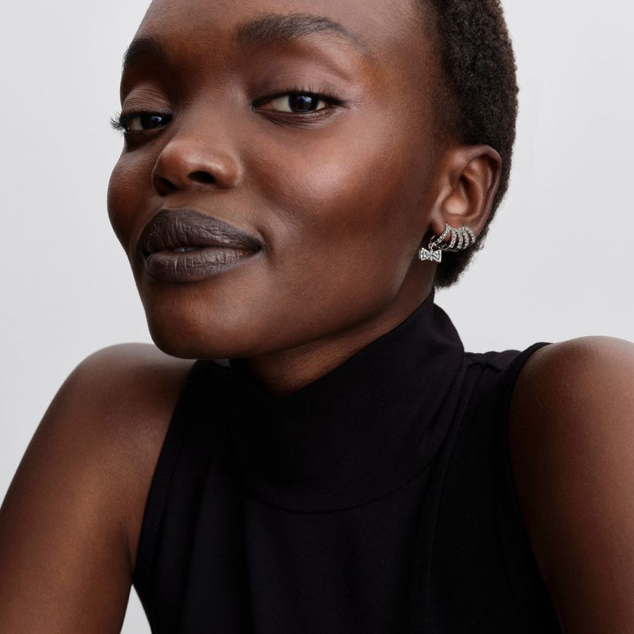 „Bridžertonų“ auskarai per visą ausį „Spindintis kaspinas“ - Pandora Lietuva