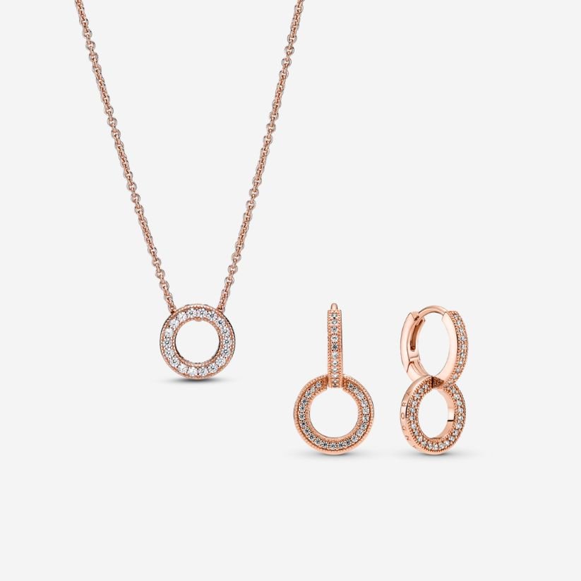 Dovanų rinkinys: Pandora Logotipo Pavé Apvalus kaklo papuošalas & Blizgantys dvigubo lankelio auskarai - Pandora Lietuva
