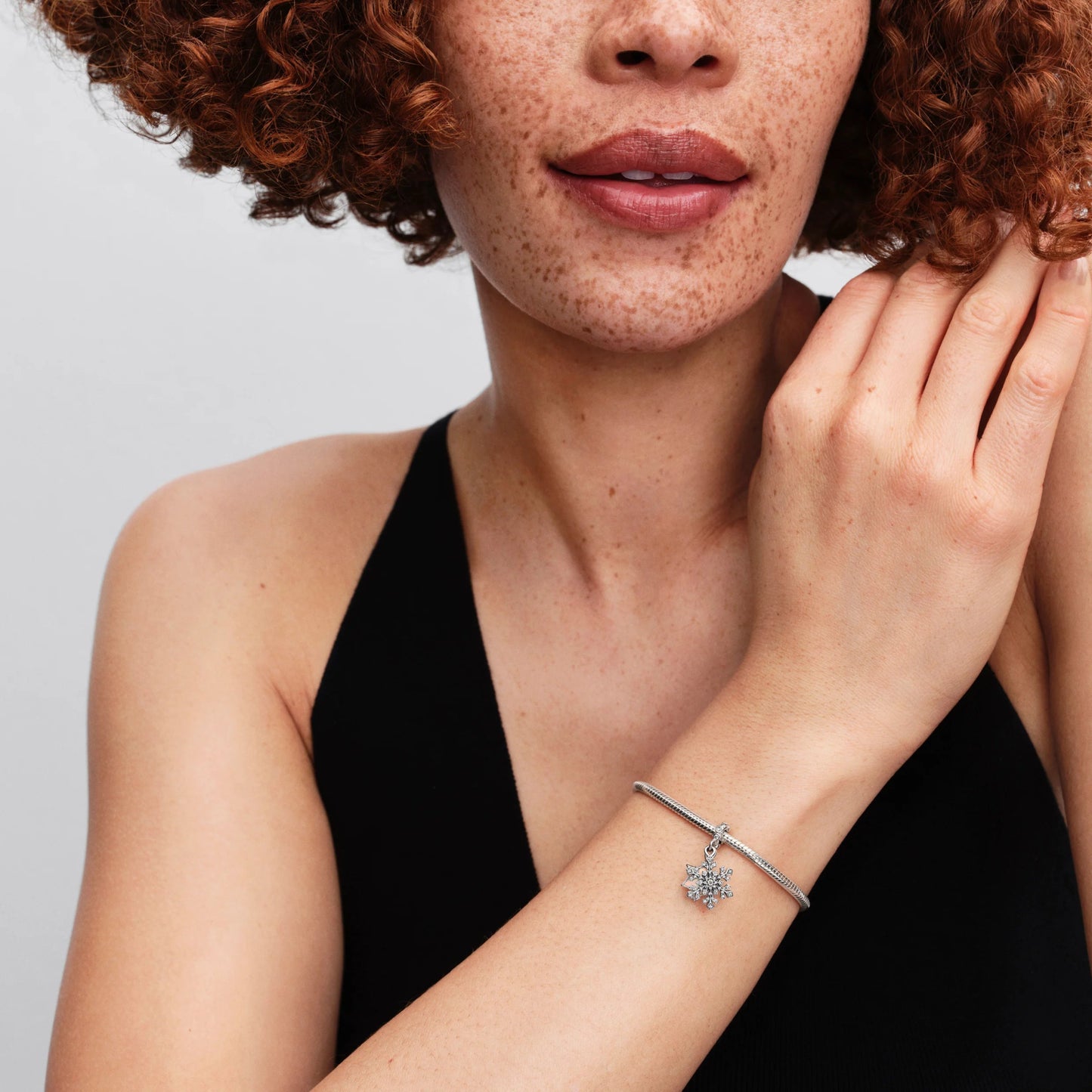 Dvigubas kabantis opalinis karoliukas „Snaigė“ - Pandora Lietuva