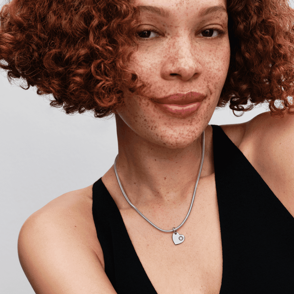 Graviruojamas kabantis balandžio mėnesio karoliukas su skaidriu akmenėliu „Širdis“ - Pandora Lietuva