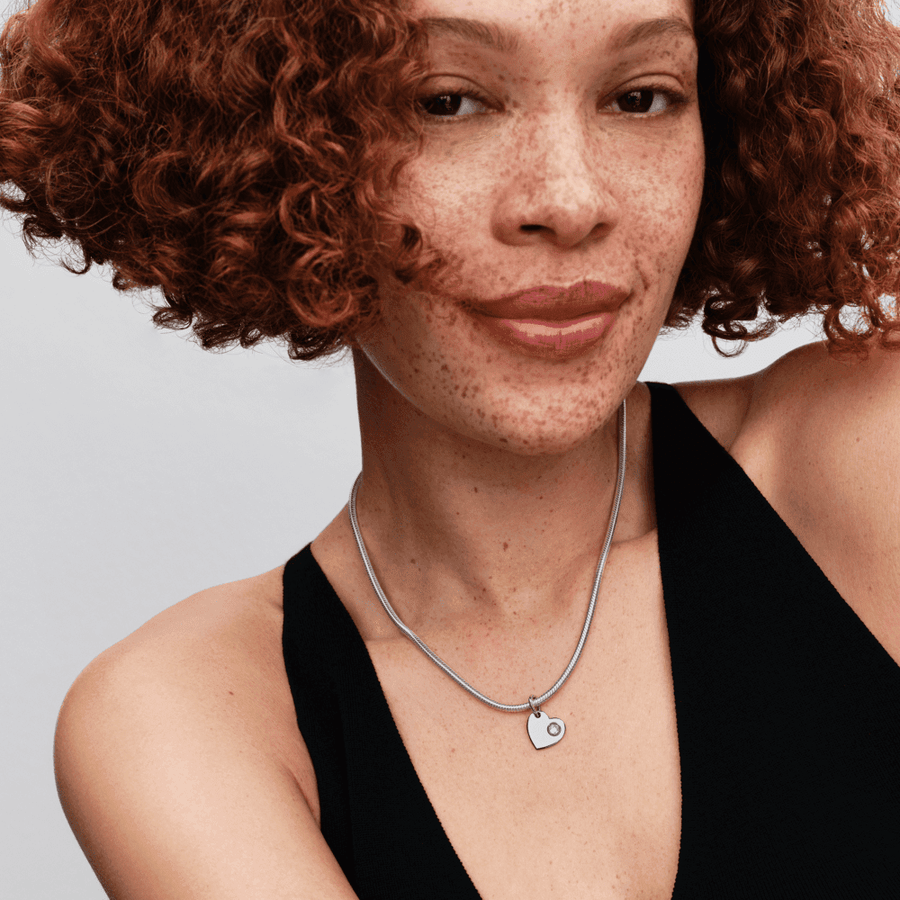 Graviruojamas kabantis balandžio mėnesio karoliukas su skaidriu akmenėliu „Širdis“ - Pandora Lietuva