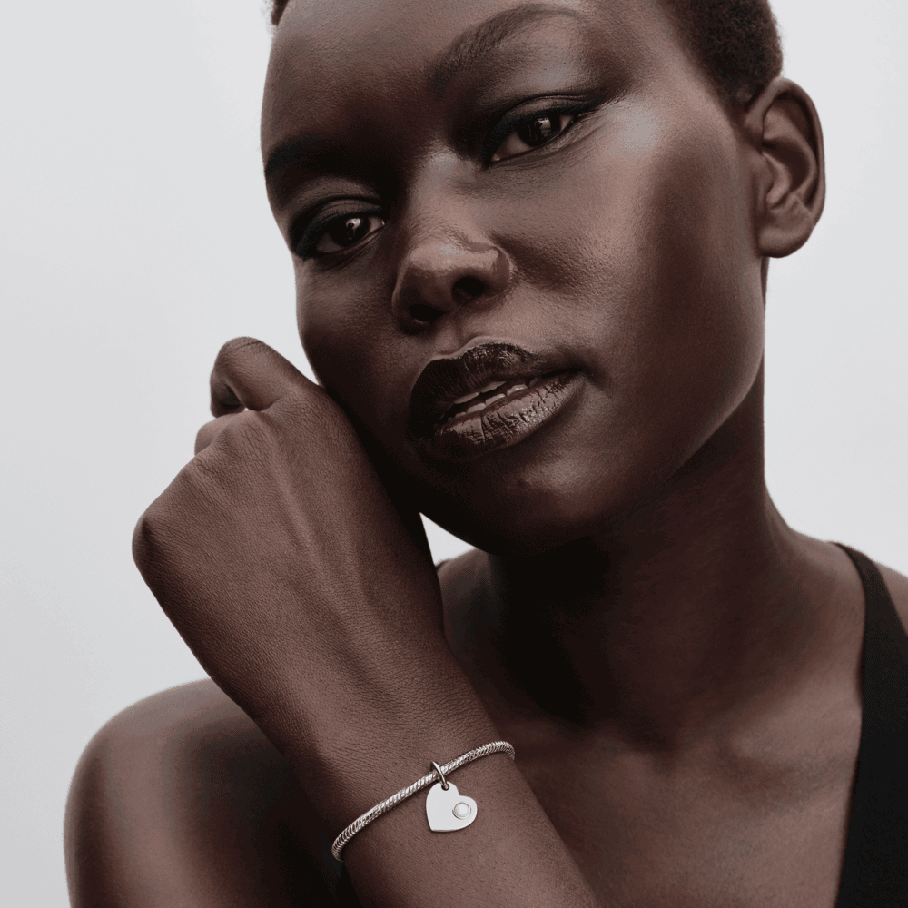 Graviruojamas kabantis birželio mėnesio karoliukas su baltu akmenėliu „Širdis“ - Pandora Lietuva