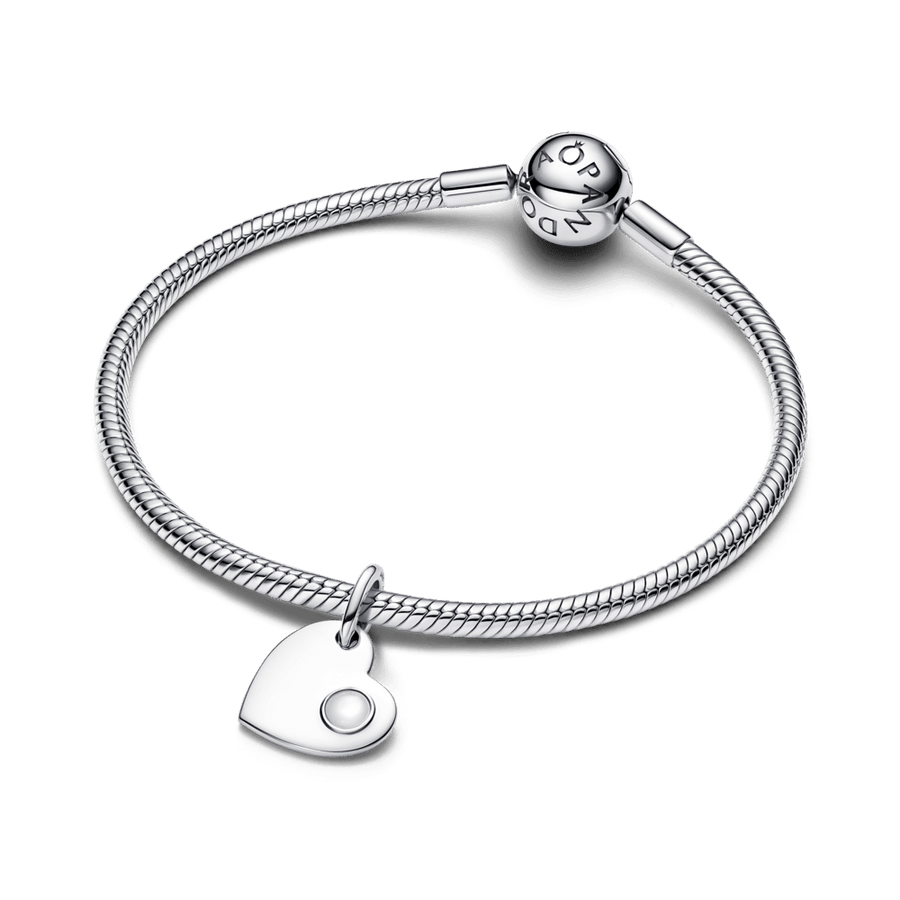 Graviruojamas kabantis birželio mėnesio karoliukas su baltu akmenėliu „Širdis“ - Pandora Lietuva