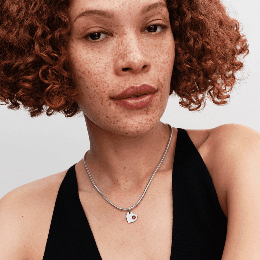 Graviruojamas kabantis liepos mėnesio karoliukas su raudonu akmenėliu „Širdis“ - Pandora Lietuva