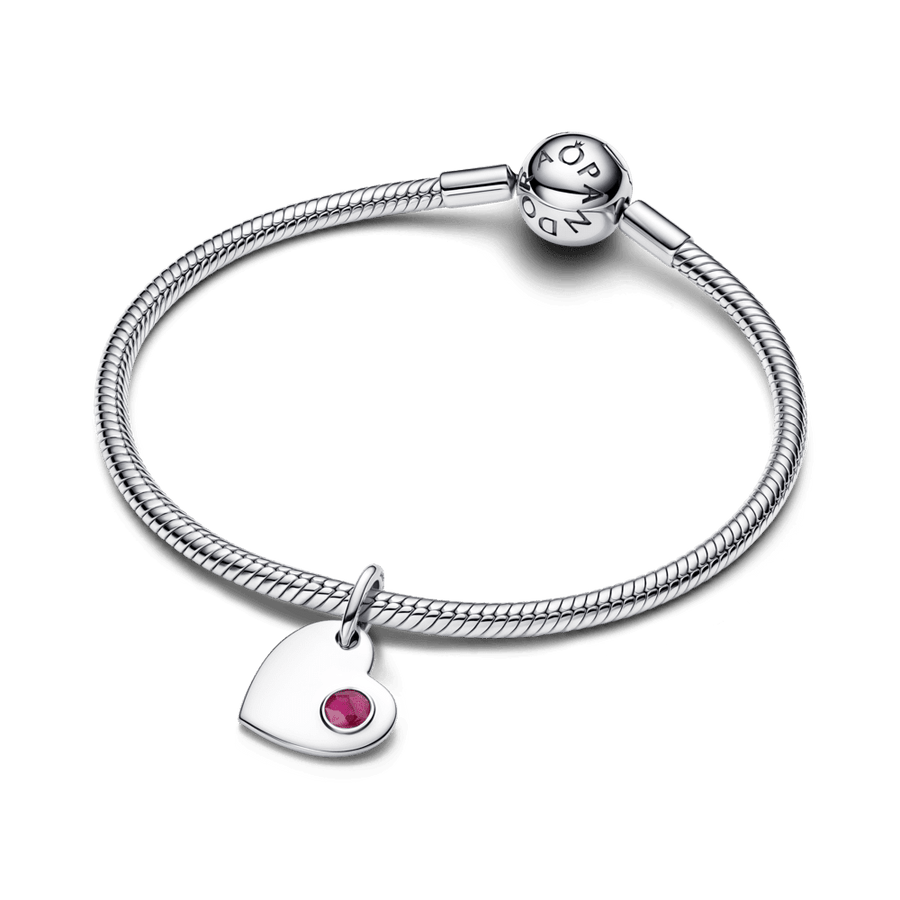 Graviruojamas kabantis liepos mėnesio karoliukas su raudonu akmenėliu „Širdis“ - Pandora Lietuva