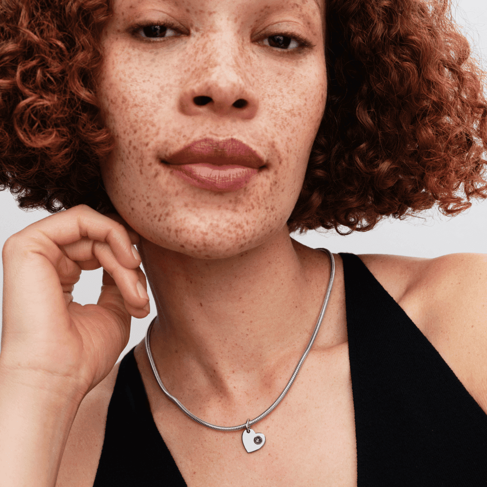 Graviruojamas kabantis rugsėjo mėnesio karoliukas su mėlynu akmenėliu „Širdis“ - Pandora Lietuva