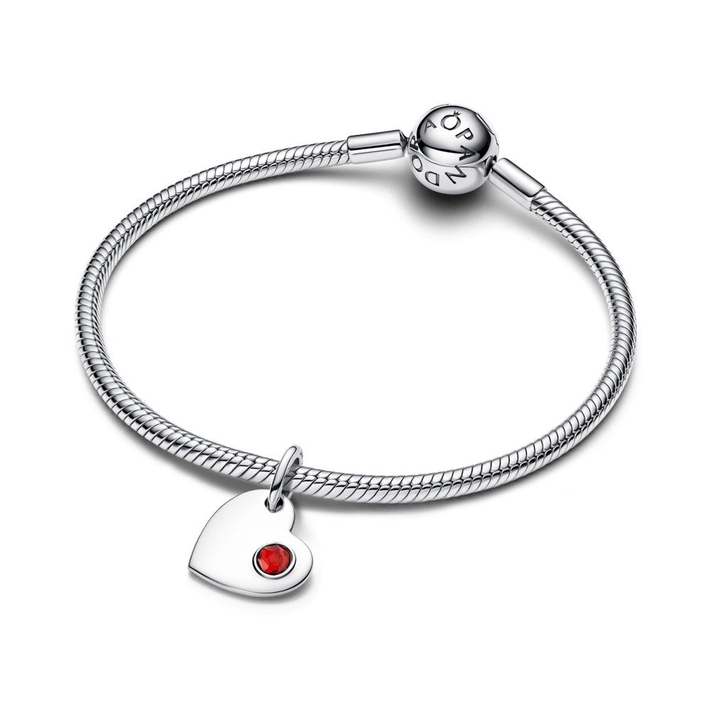 Graviruojamas kabantis širdies karoliukas su raudonu akmenėliu - Pandora Lietuva