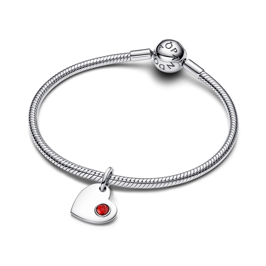 Graviruojamas kabantis širdies karoliukas su raudonu akmenėliu - Pandora Lietuva