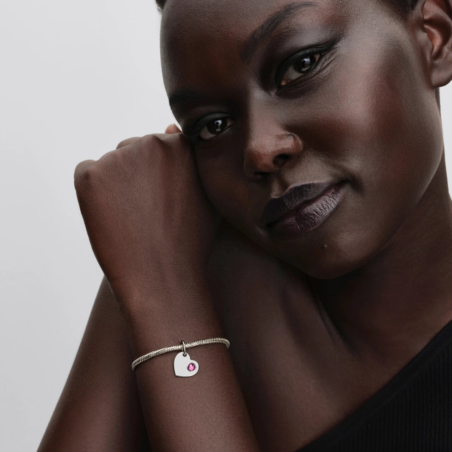 Graviruojamas kabantis širdies karoliukas su rožiniu akmenėliu - Pandora Lietuva