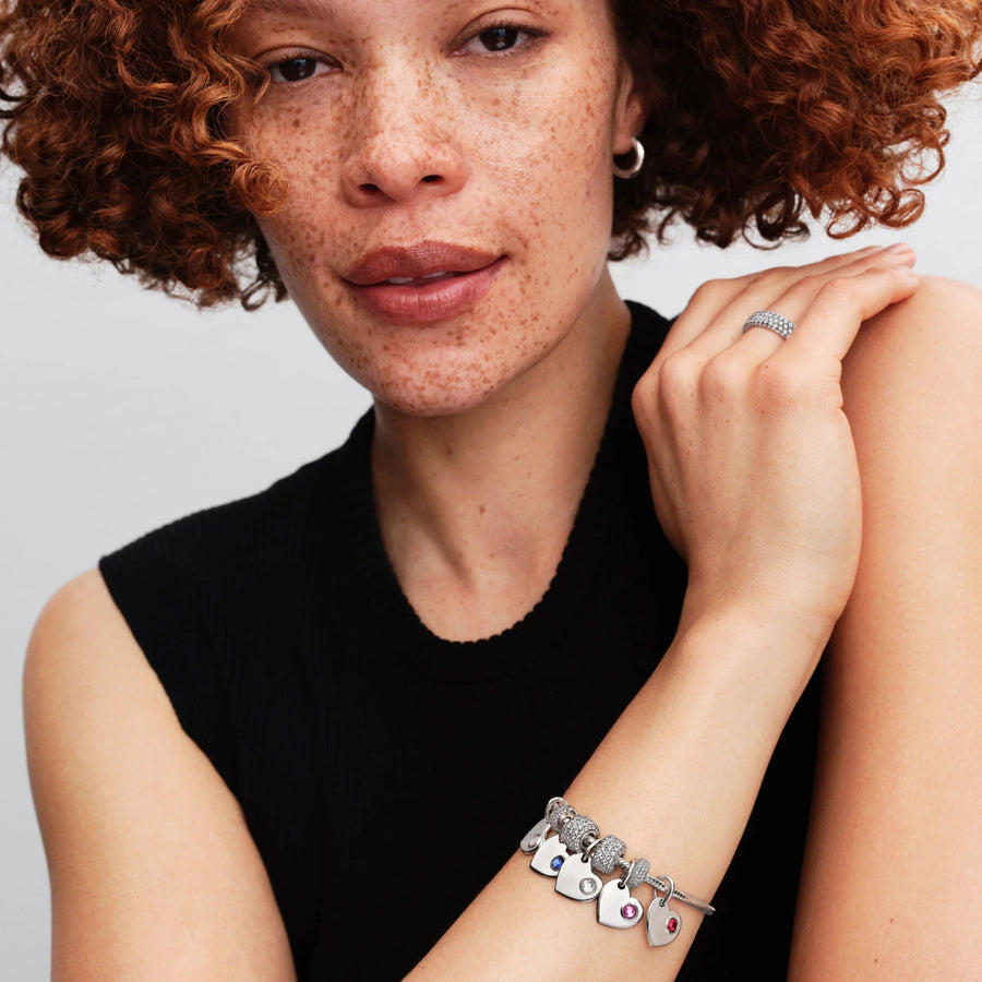 Graviruojamas kabantis širdies karoliukas su violetiniu akmenėliu - Pandora Lietuva