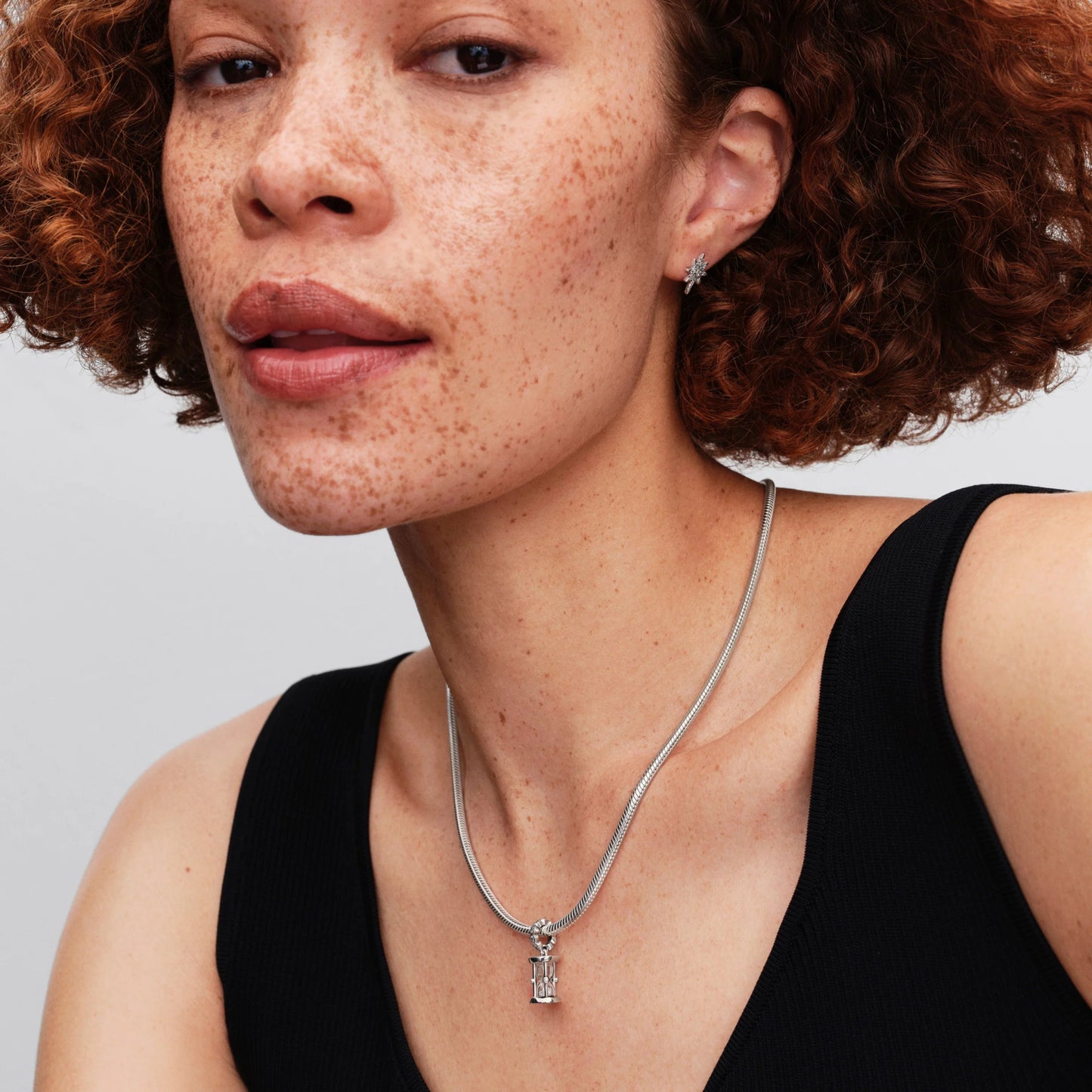 Kabantis karoliukas „Smėlio laikrodis“ - Pandora Lietuva