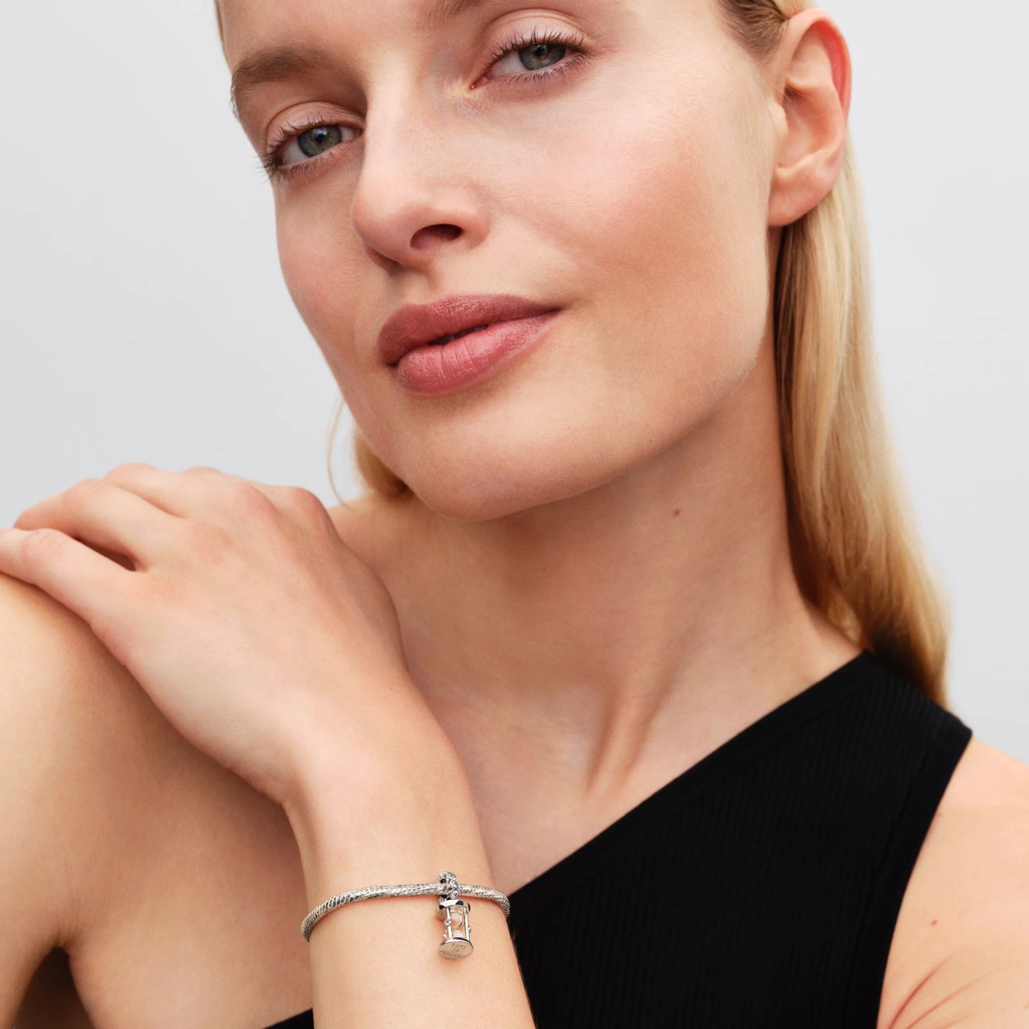 Kabantis karoliukas „Smėlio laikrodis“ - Pandora Lietuva