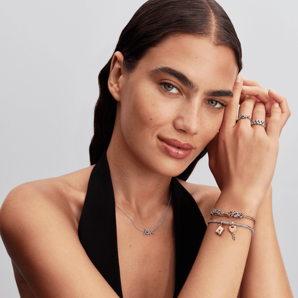 Karoliukas su žodžiu „Besos“ - Pandora Lietuva