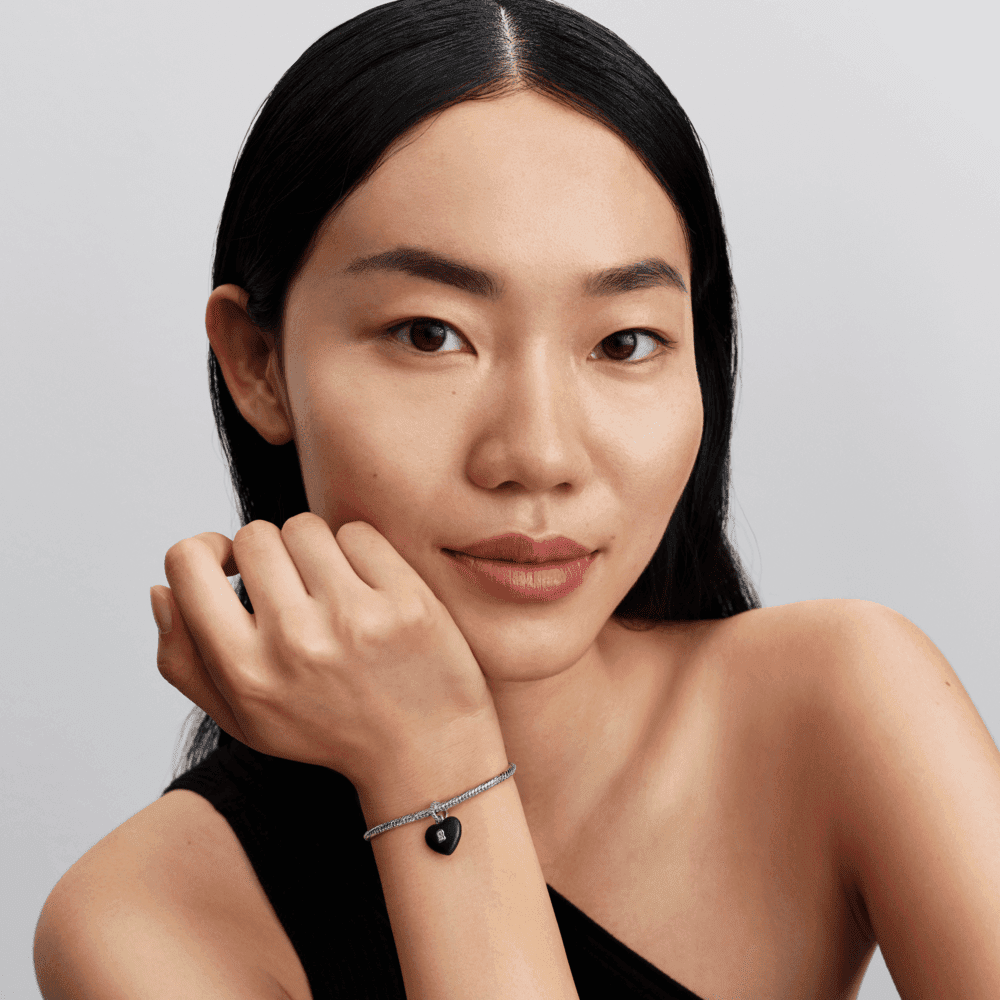 Matinis juodas keramikinis kabantis karoliukas „Širdies formos spynelė“ - Pandora Lietuva