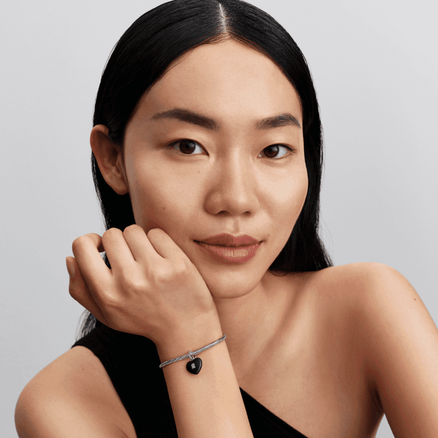 Matinis juodas keramikinis kabantis karoliukas „Širdies formos spynelė“ - Pandora Lietuva