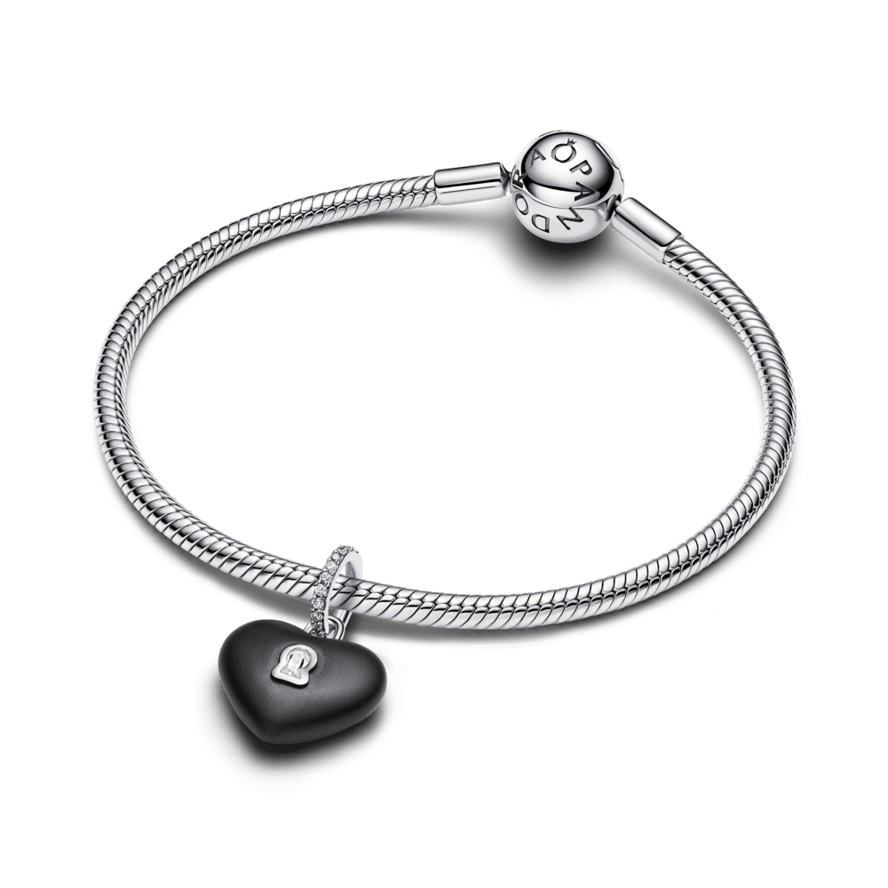 Matinis juodas keramikinis kabantis karoliukas „Širdies formos spynelė“ - Pandora Lietuva