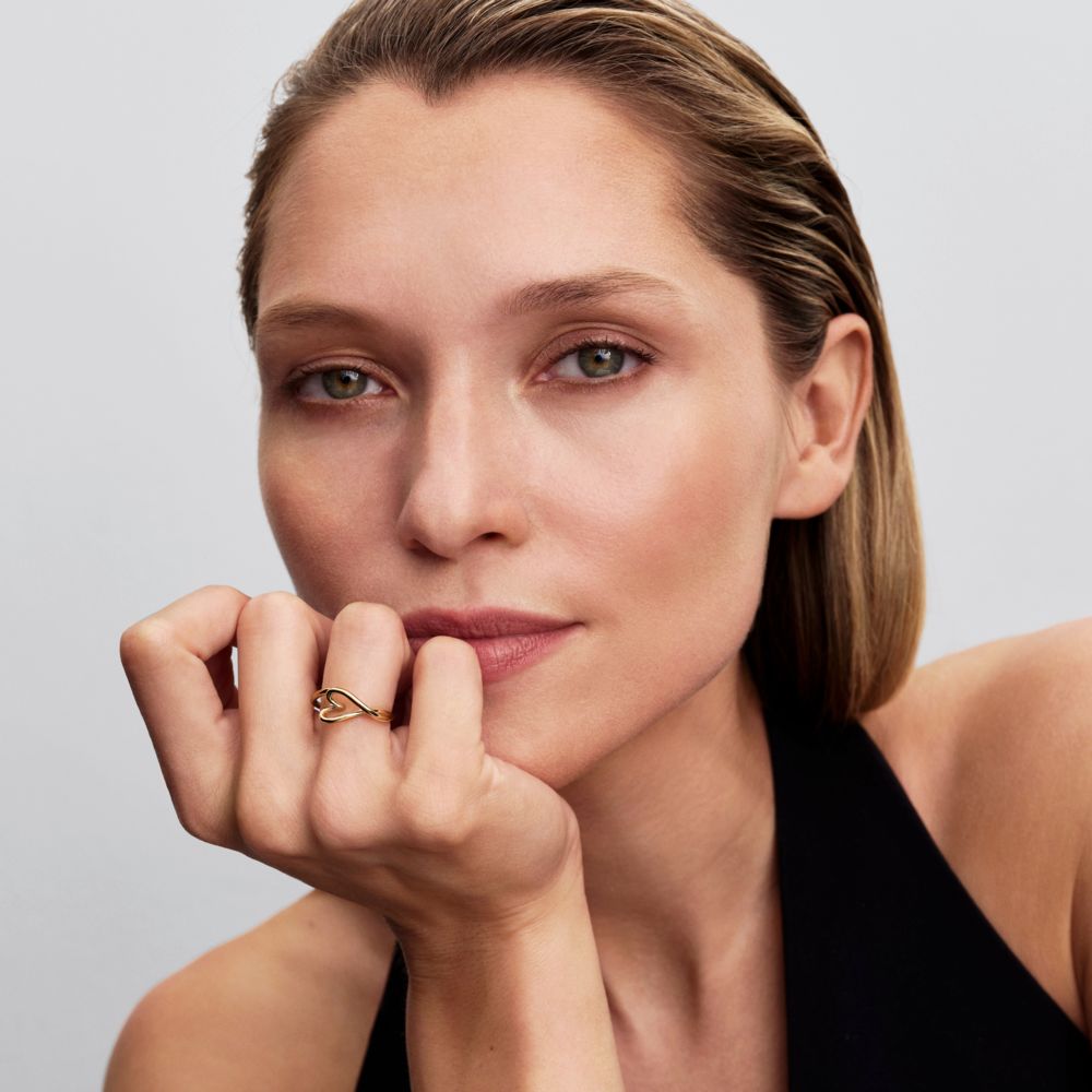 Mažas organiškos formos žiedas su širdimi - Pandora Lietuva