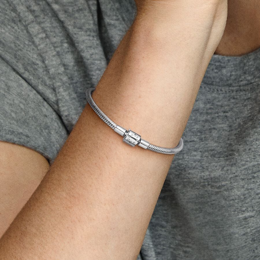 Pandora Moments laisvos formos užsegimas ir gyvatės pynimo grandinėlės apyrankė