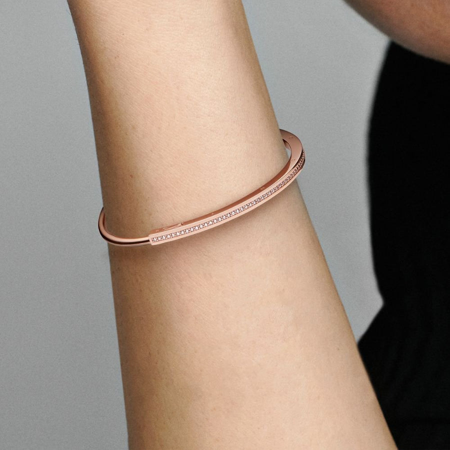Pandora Signature I - D Pavé Bangle apyrankė - Pandora Lietuva