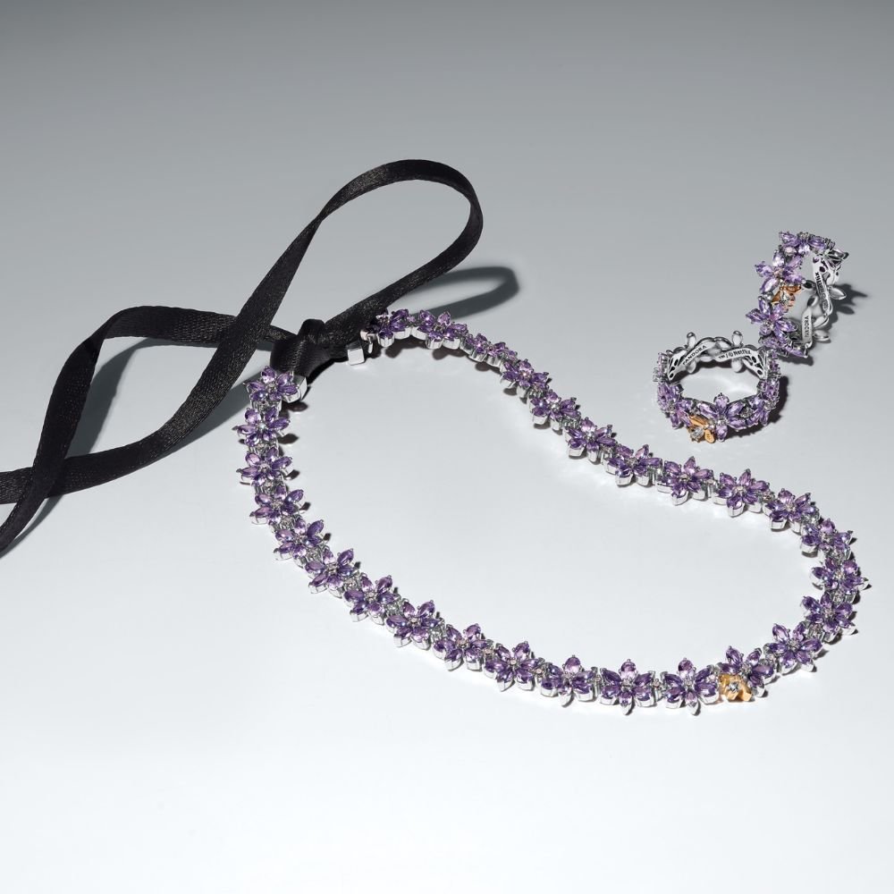 Priglundantis „Bridžertonų“ vėrinys „Herbariumas ir bitė“ - Pandora Lietuva