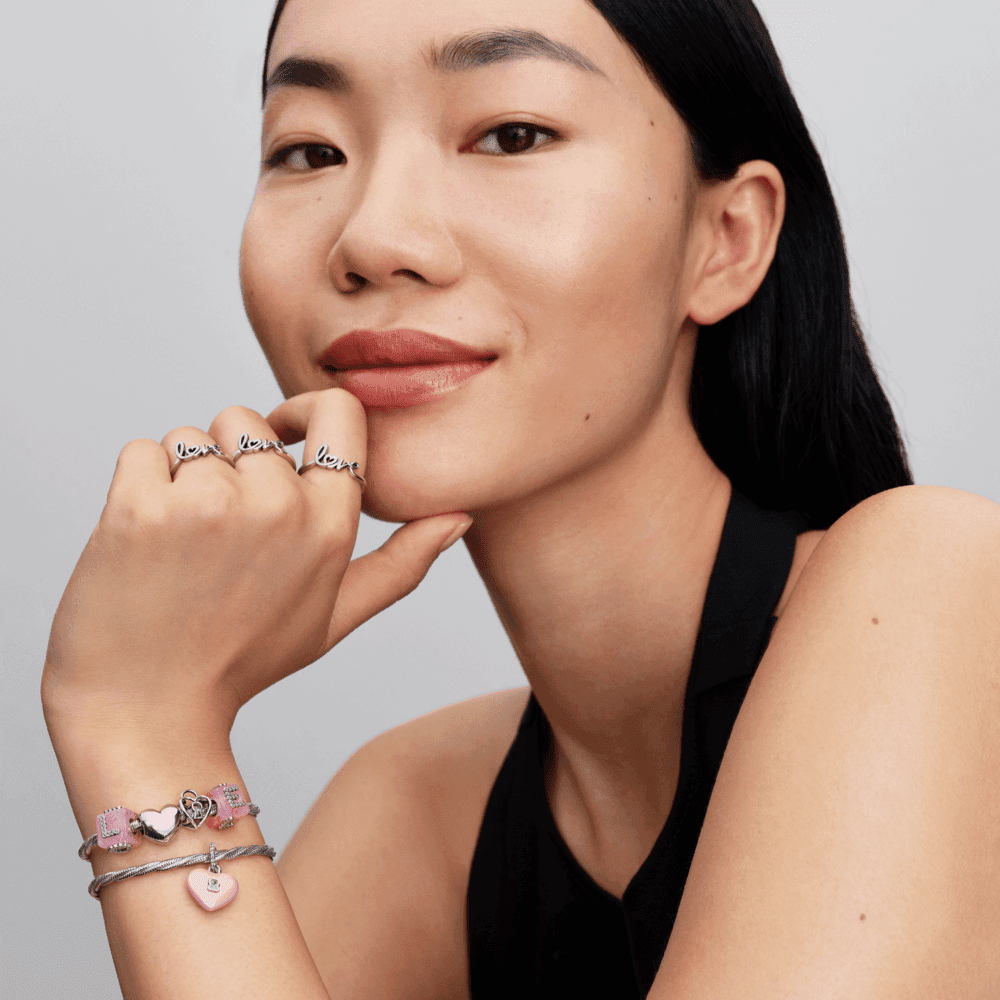 Rožinis keramikinis kabantis karoliukas „Širdies formos spynelė“ - Pandora Lietuva