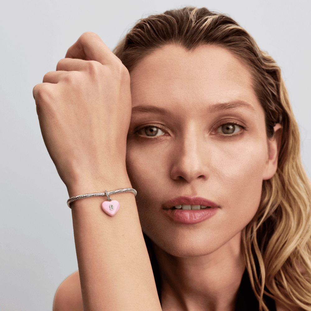 Rožinis keramikinis kabantis karoliukas „Širdies formos spynelė“ - Pandora Lietuva