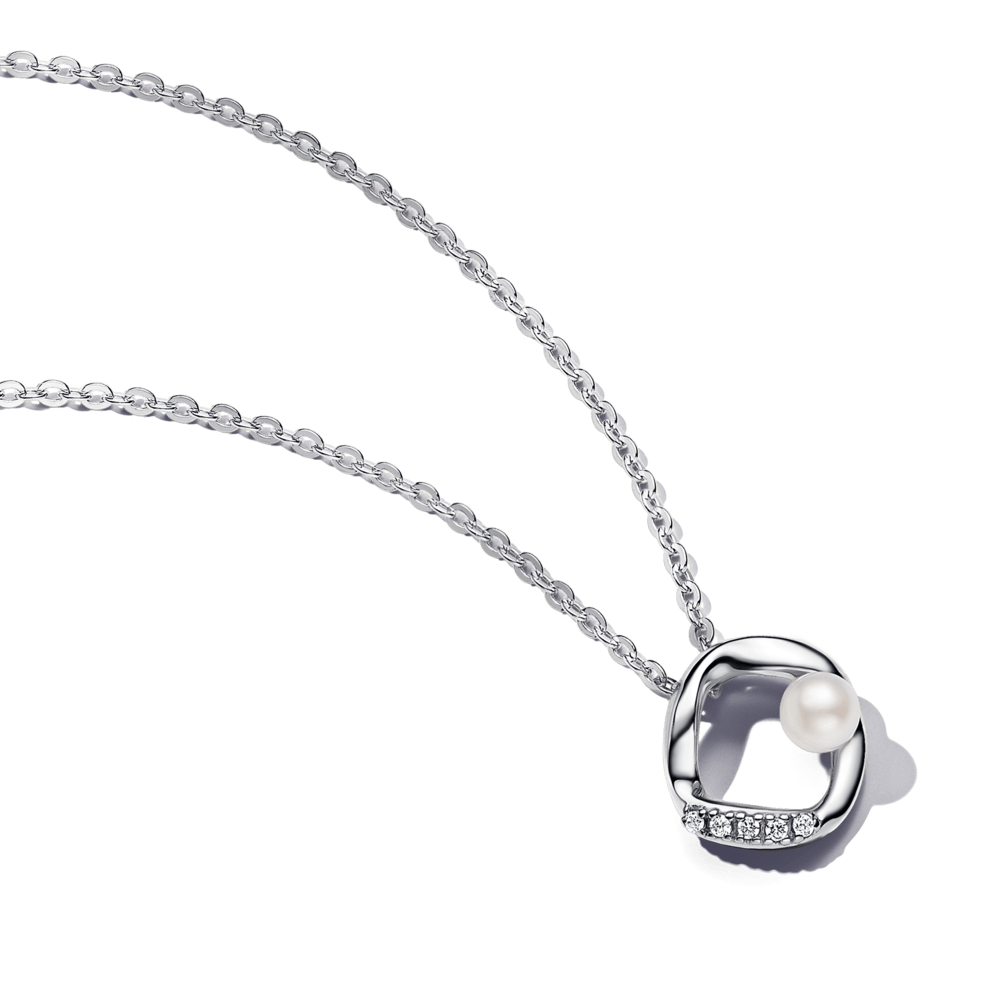 Sidabrinio vėrinio su organiškos formos pakabuku, puoštu „Pavé“ akutėmis ir apdorotu, dirbtiniu būdu išaugintu gėlavandeniu perlu ir auskarų dovanų rinkinys - Pandora Lietuva