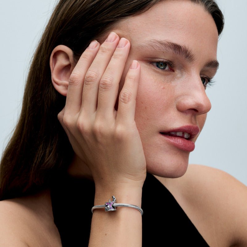 Talismanas „Gimtadienio tortas“ iš „Disney Parks“ kolekcijos „Alisa Stebuklų šalyje“ - Pandora Lietuva