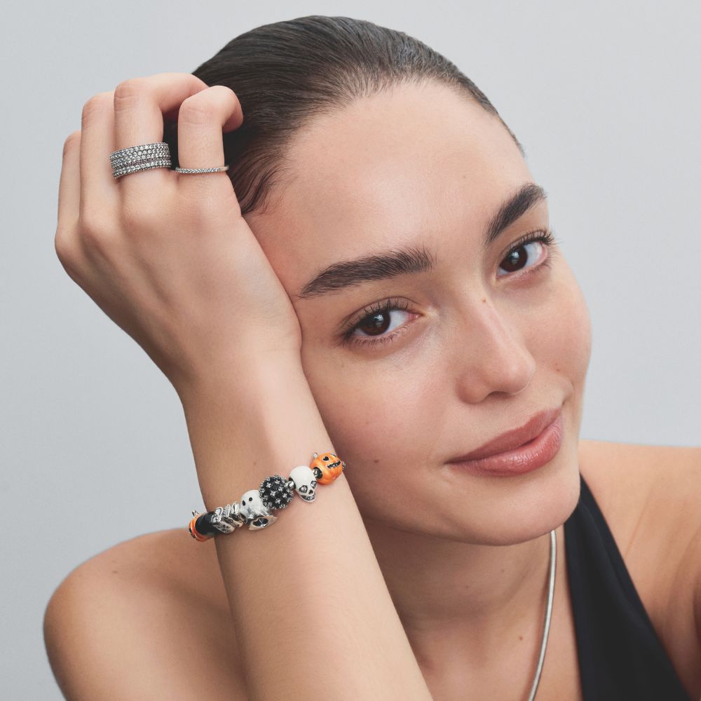 Tamsoje šviečiantis pakabutis „Bū“ - Pandora Lietuva