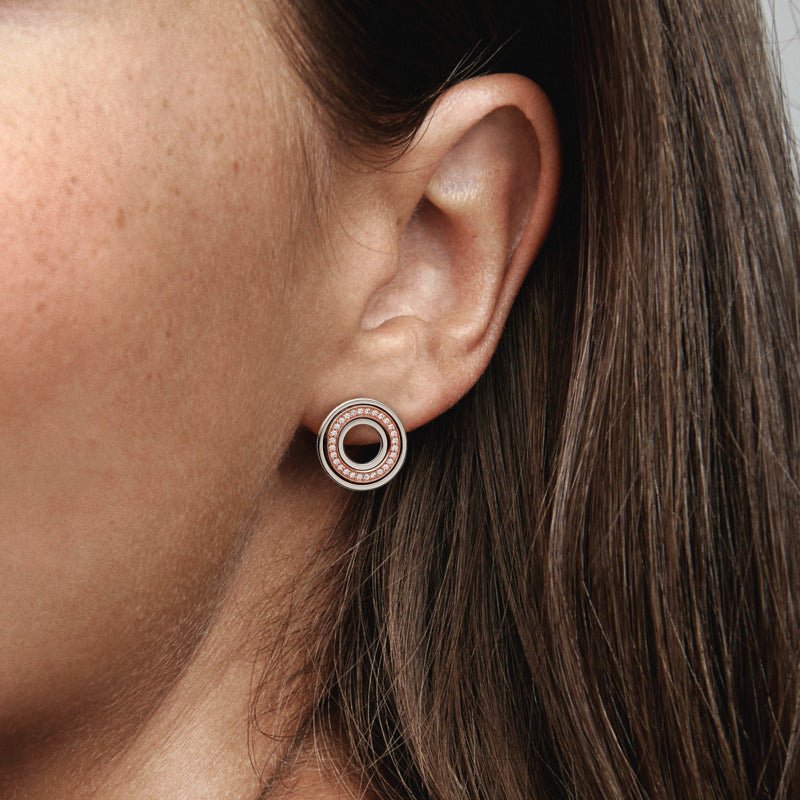 Pandora Signature Dvispalviai Logo ir Pavé Įveriami Auskarai - Pandora Lietuva