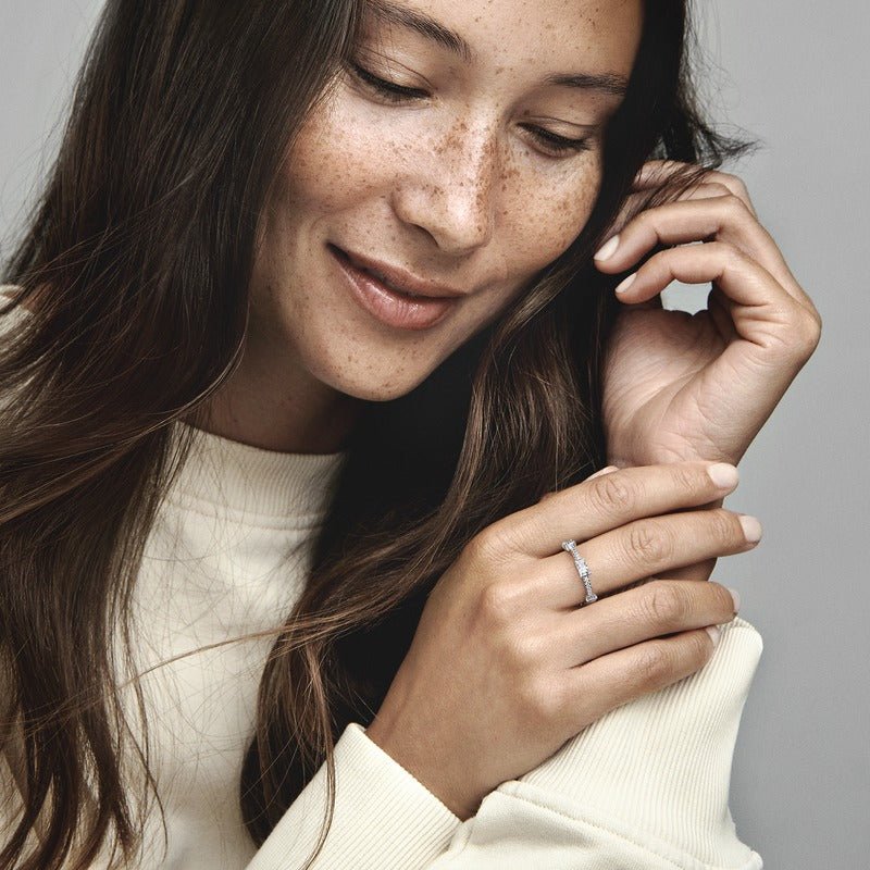 Stačiakampio formos barų blizgantis Pavé žiedas - Pandora LT