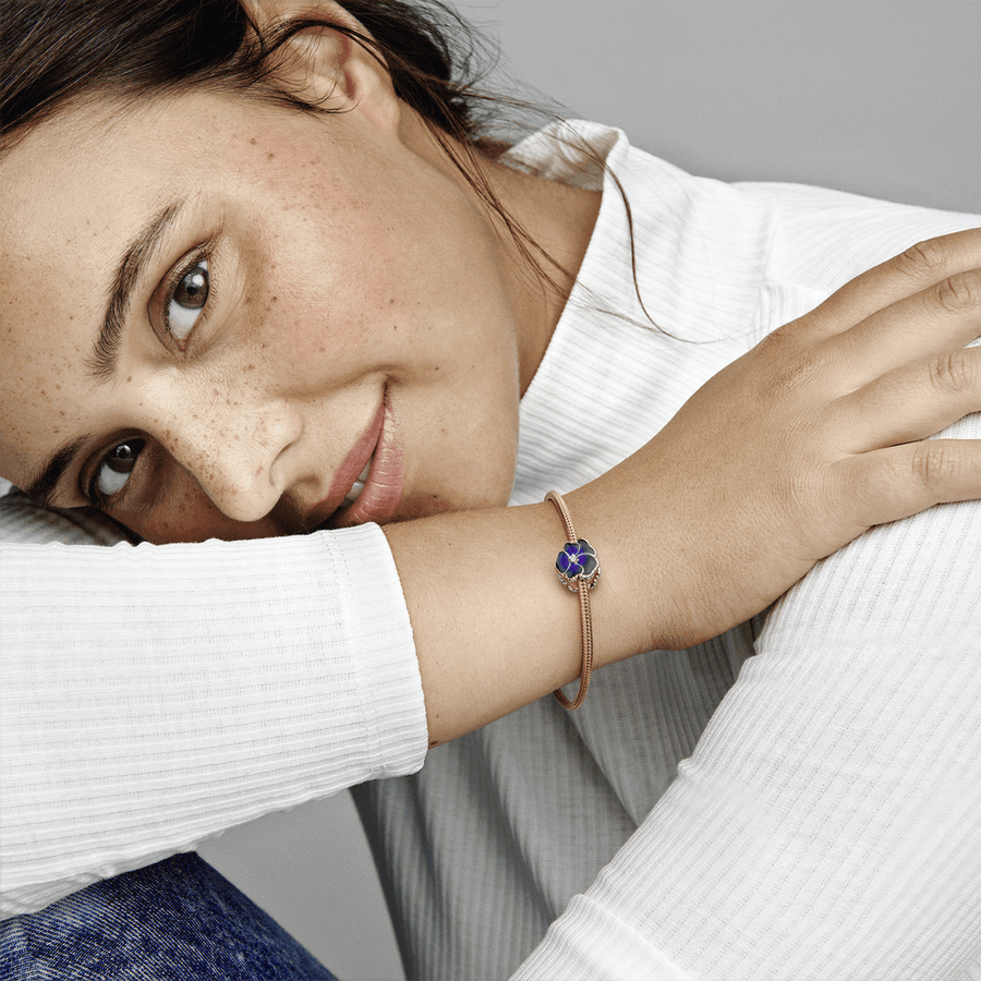 Tamsiai violetinės gėlės našlaitės karoliukas - Pandora Lietuva