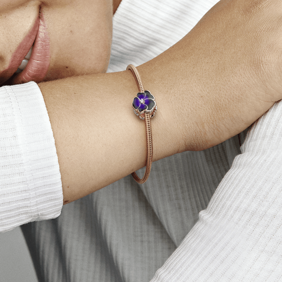 Tamsiai violetinės gėlės našlaitės karoliukas - Pandora Lietuva