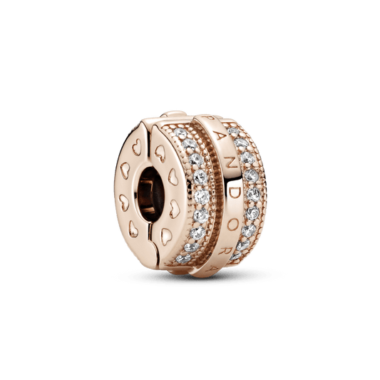 Žėrintis spaustukas su pavé stiliaus linijomis ir logotipu - Pandora LT